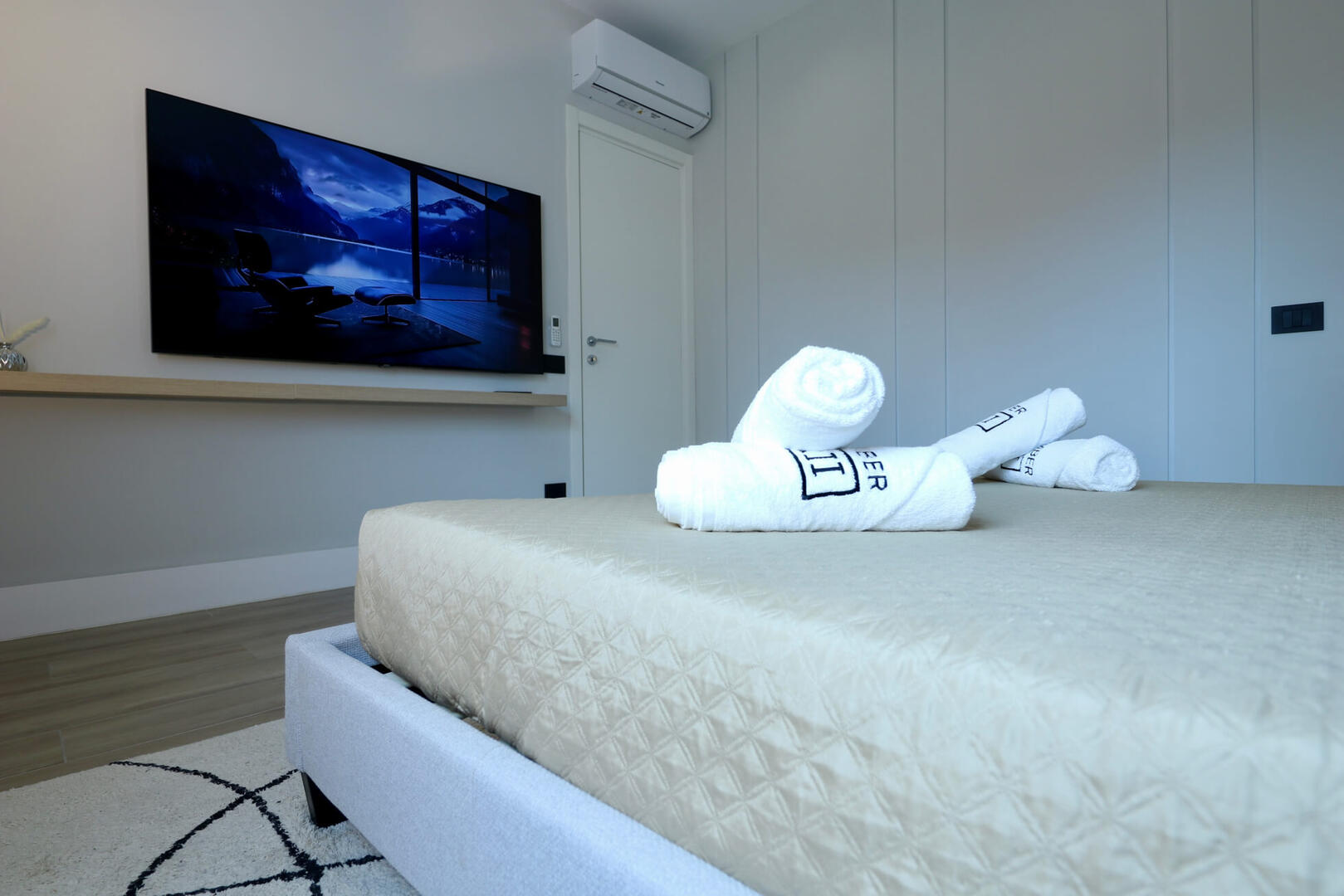 Comfortable King-size bed with Premium Linens